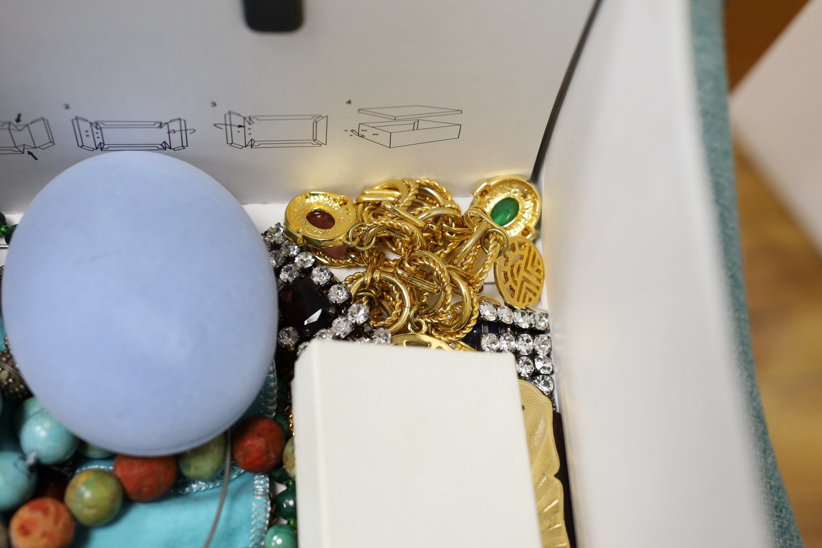 Assorted costume jewellery.